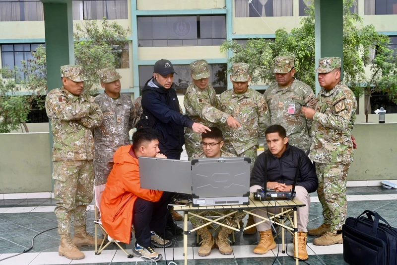 Personal del Ejrcito del Per recibe formacin para operar el UAV CW-15.